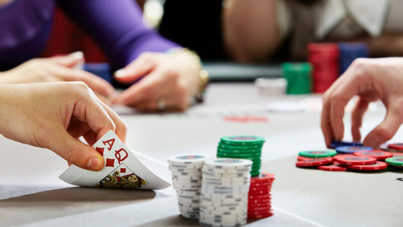 Poker là một trong những trò chơi bài thu hút đông đảo